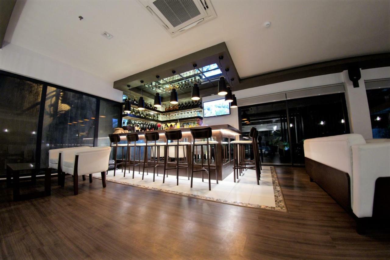 The Upperroom @ Real Suites Bacolod Exteriör bild